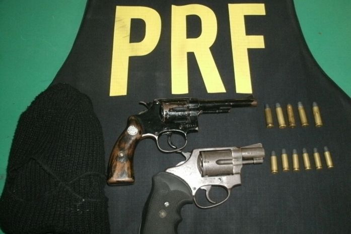 Durante aborgadem, PRF apreende duas armas com menor