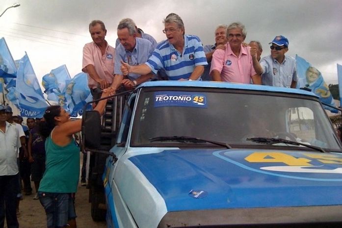Teotônio Vilela faz caravana em vários municípios do Sertão