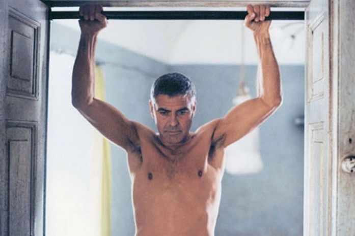 George Clooney aparece sem camisa em set de filme