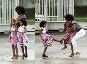 A dançarina em passeio com as filhas