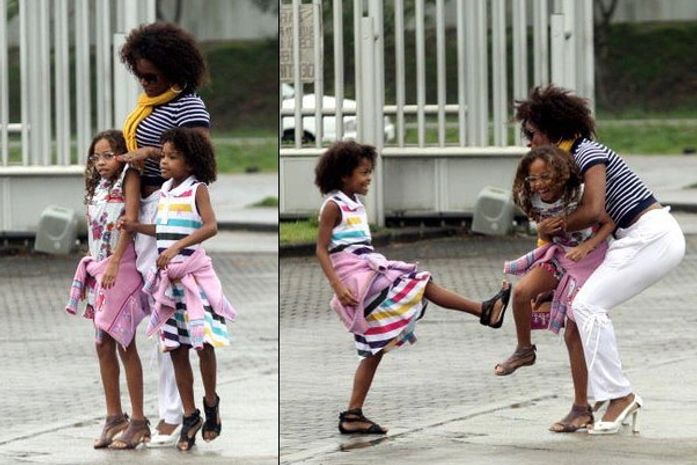 A dançarina em passeio com as filhas