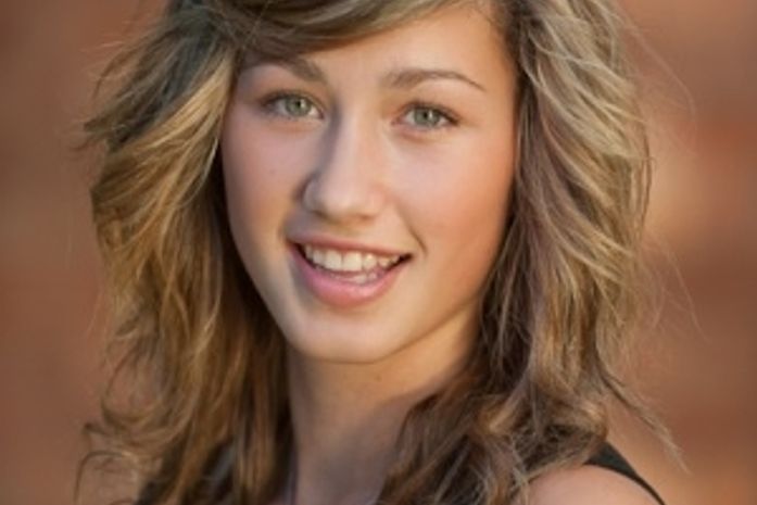 Miss adolescente perde a coroa após pintar o cabelo