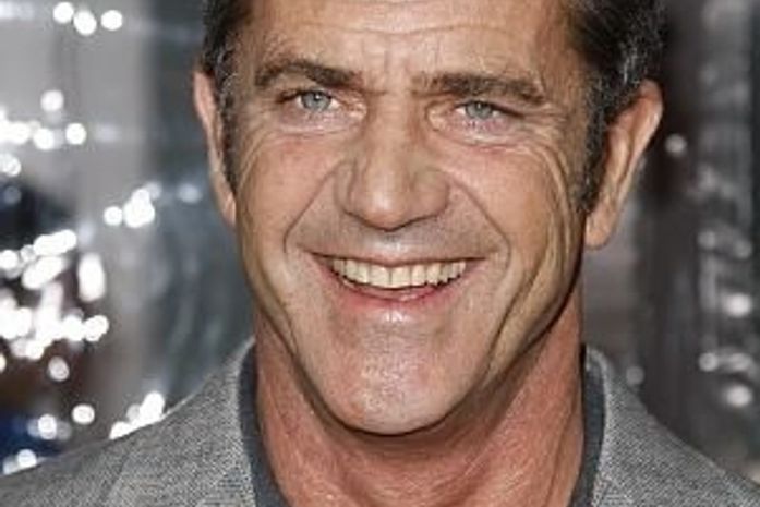 Mel Gibson sofre acidente de carro em estrada de Los Angeles