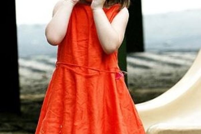 Com 4 anos, filha de Tom Cruise cria as próprias roupas