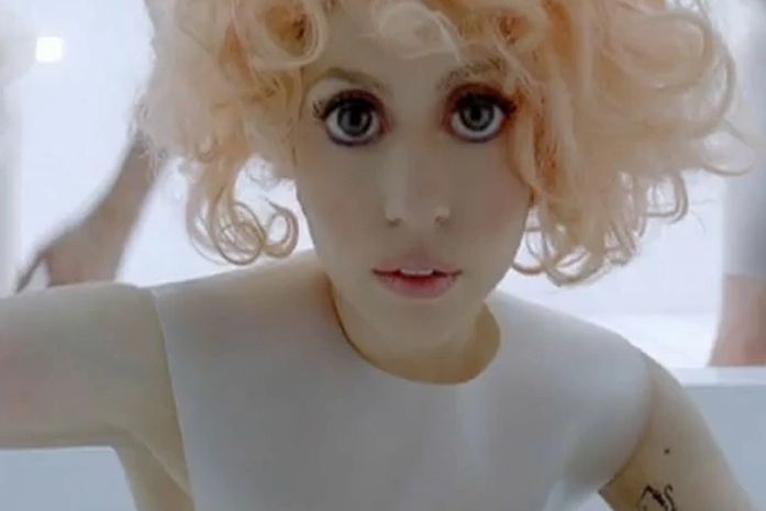 Médicos alertam contra lentes para imitar olhos de Lady Gaga em clipe