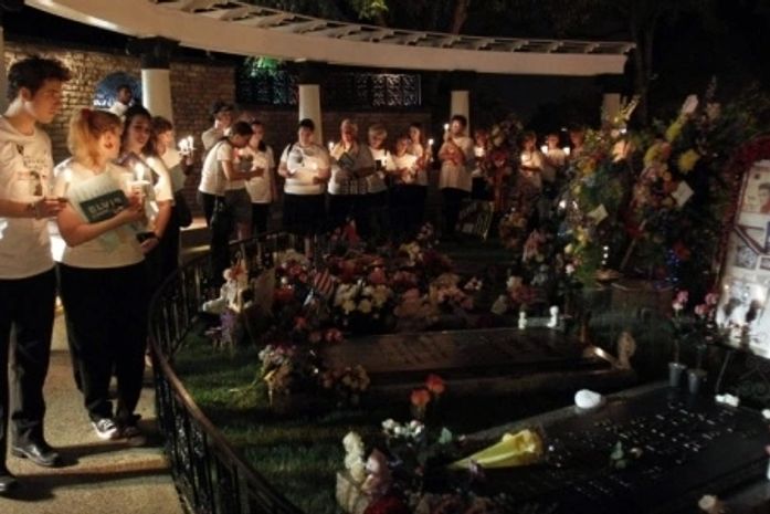 Vigília em Graceland marca os 33 anos de morte de Elvis Presley