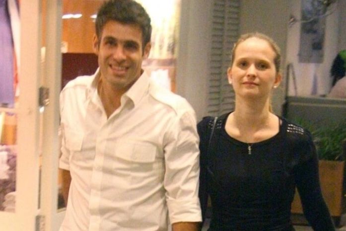 Fernanda Rodrigues protesta por ter conta de luz cortada