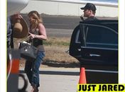 Sra. Comrie: Hilary Duff parte para a lua de mel
