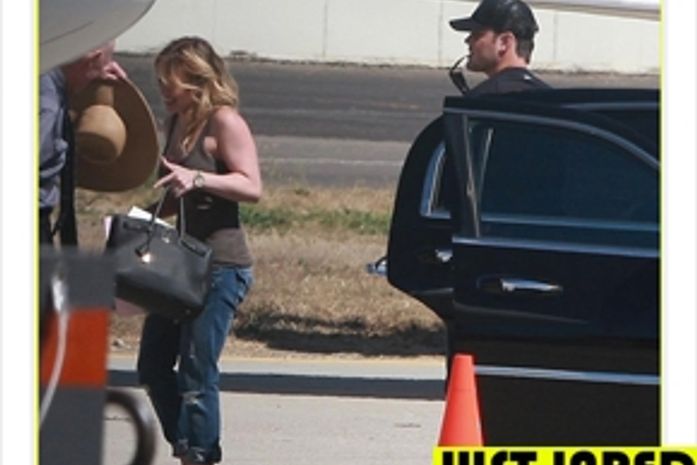 Sra. Comrie: Hilary Duff parte para a lua de mel