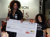 Bombom participa de desfila promovido por Marlene Mattos