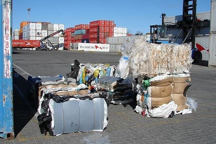 Ibama encontra 22 t de lixo vindo da Alemanha em porto no RS