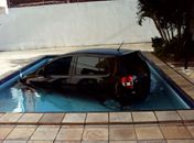 Motorista erra marcha e carro cai em piscina de prédio em Fortaleza