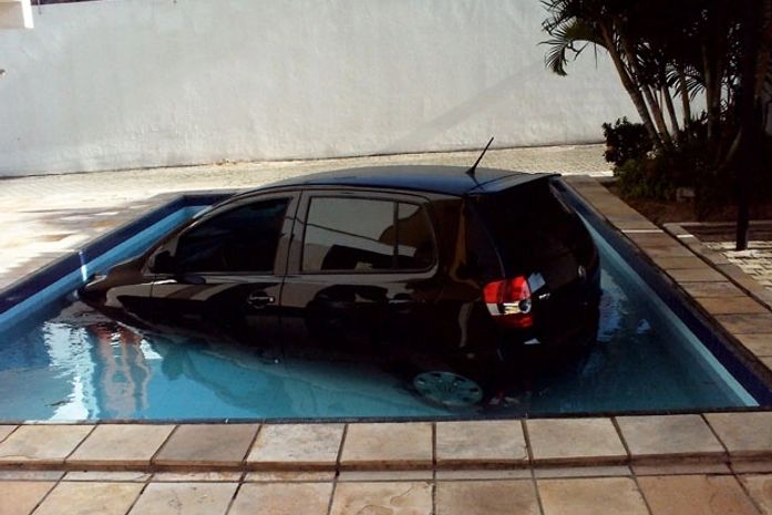 Motorista erra marcha e carro cai em piscina de prédio em Fortaleza