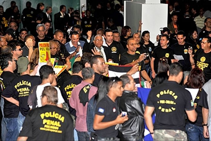 PEC 300: Deputados não votam lei e violência toma conta do plenário