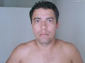 Homem espanca e arrasta mulher em via pública