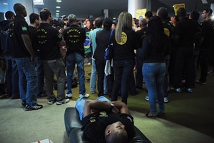 PEC 300: mesmo com presença de policiais sessão é cancelada. Alagoanos no plenário