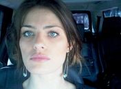 Isabeli Fontana posta foto no carro e diz que é "maloca pura"