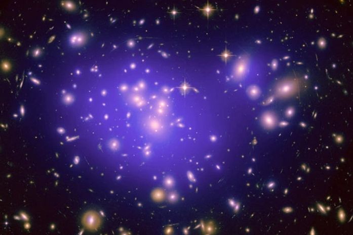 O superaglomerado de galáxias Abell 1689, está a 2,2 bilhões de anos-luz da Terra e é um dos maiores conhecidos na atualidade. Por meio deste objeto, galáxias de fundo tiveram a luz projetada e desviada, sendo detectadas pelos telescópios e estudadas pela
