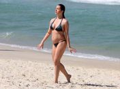 Letícia Spiller exibe barriguinha de quatro meses