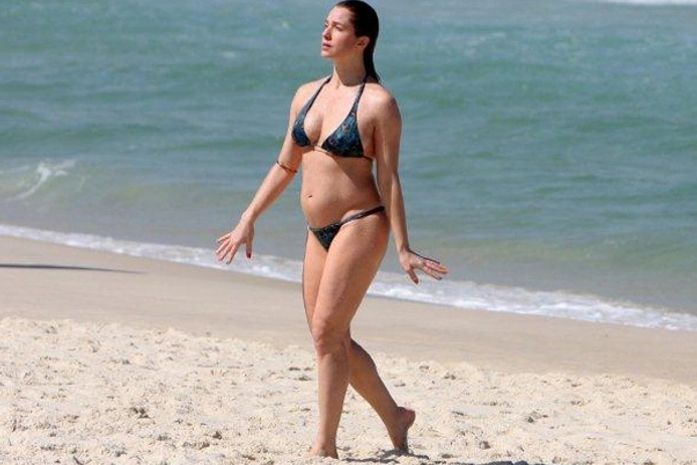 Letícia Spiller exibe barriguinha de quatro meses