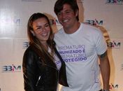 Dado Dolabella e Viviane Sarahyba posam juntinhos e sorridentes em abril
