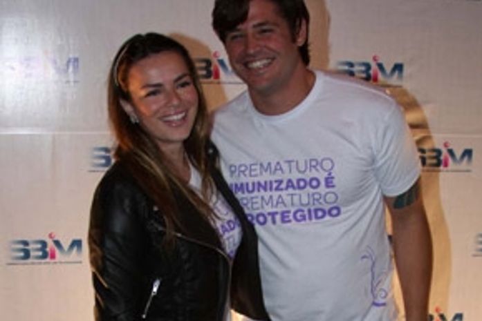 Dado Dolabella e Viviane Sarahyba posam juntinhos e sorridentes em abril