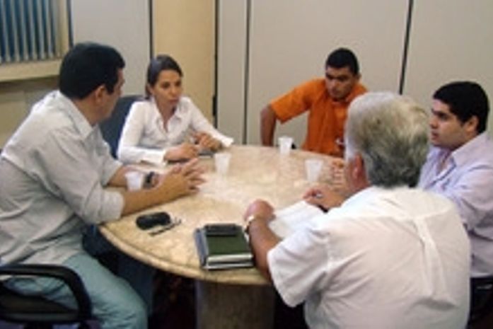 Secretária recebe comitiva de Mata Grande