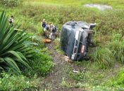 Acidente envolvendo van e trator deixa oito pessoas feridas