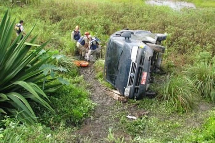 Acidente envolvendo van e trator deixa oito pessoas feridas