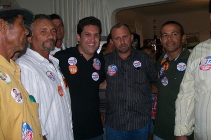 Isnaldinho ao lado de lideranças do sertão