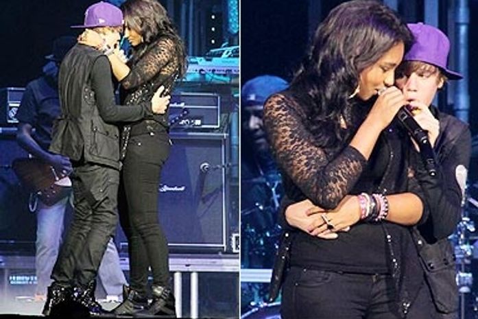 Clima quente: Justin Bieber canta de mãos dadas com Jessica Jarrell