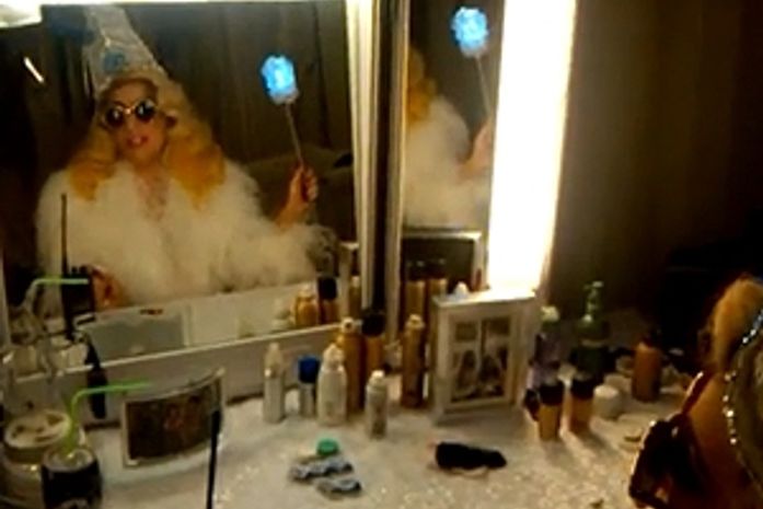 Lady Gaga desbanca Britney no Twitter e grava vídeo para seus fãs