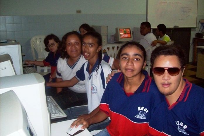 Alunos especias no laboratório de informática do colégio Cristo Redentor