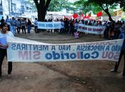 Colloridos e integrantes do movimento em lados opostos durante a última manifestação