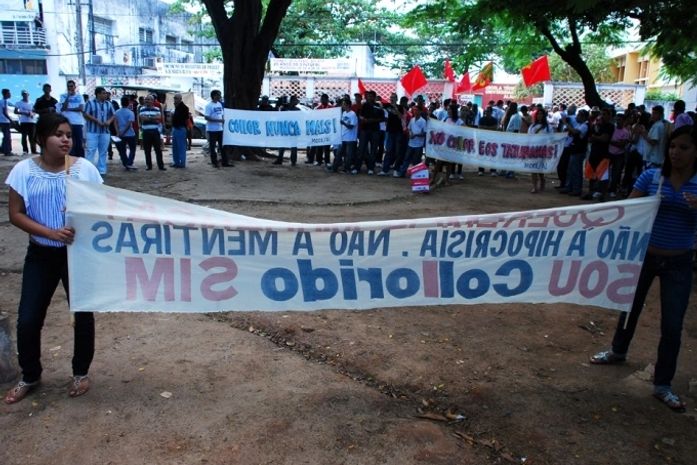 Colloridos e integrantes do movimento em lados opostos durante a última manifestação