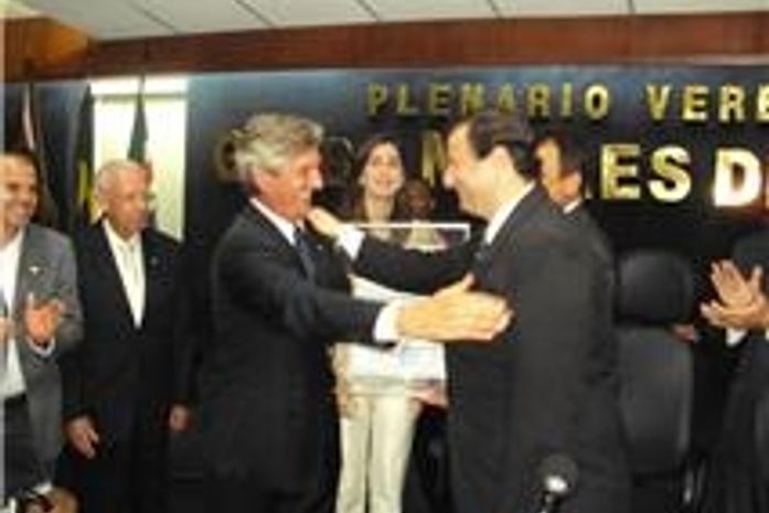 Câmara homenageia Collor com entrega da comenda Arnon de Mello