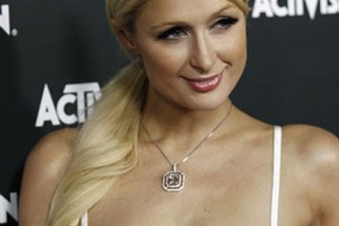 Homem armado com facas tenta invadir casa de Paris Hilton nos EUA