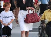 Maquiagem?: Sharon Stone passeia de cara lavada