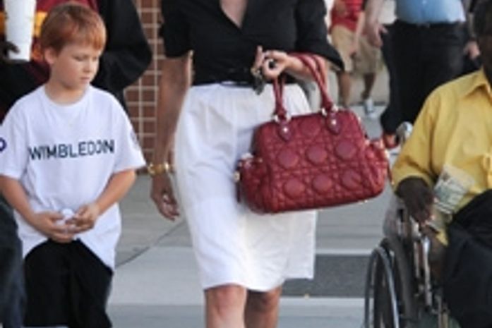 Maquiagem?: Sharon Stone passeia de cara lavada