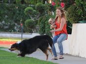 Hilary Duff quase é arrastada por seu cachorro