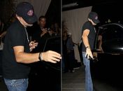 Leonardo DiCaprio sai sem Bar Refaeli e evita paparazzi na porta de boate