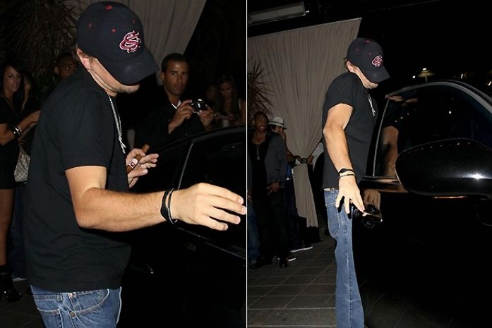 Leonardo DiCaprio sai sem Bar Refaeli e evita paparazzi na porta de boate