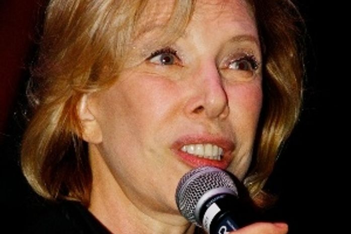 Marília Gabriela se irrita e tenta fugir da imprensa