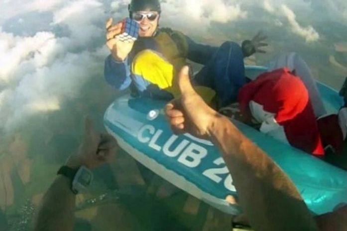Alemão resolve cubo mágico em bote em queda livre