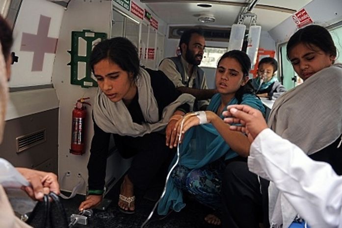 Meninas afegãs ficam doentes após suspeita de ataque com gás