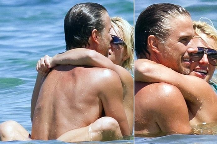 Britney Spears troca beijos quentes com namorado no mar