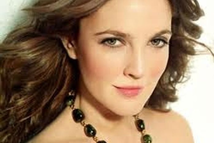 Drew Barrymore admite querer bater em jornalista por perguntas sobre drogas