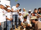 William e Dentinho participam do plantio de mudas do projeto
