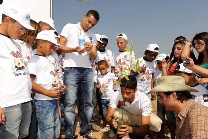 William e Dentinho participam do plantio de mudas do projeto