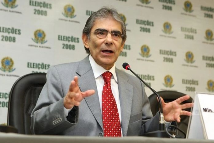 Ministro do STF suspende regra que proíbe piadas com políticos